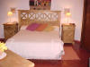 dormitorio en suite con cama matrimonial